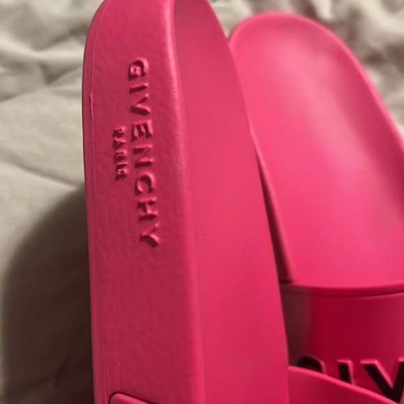 NOT AVAILABLE Authentic Givenchy
Rubber Sandals
39 (9)
Neon Pink - Picture 3 of 7